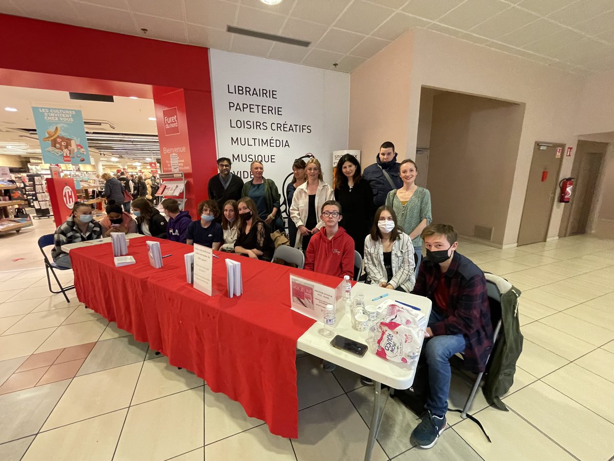 phmuszynski's tweet photo. Séance dédicaces @furetdunord pour sortie du Livre «Moi jeune Autoportrait d’un âge des (im)possibles ». Beau succès pr les lycéens gd-synthois qui ont pris la plume avec soutien de @la_zep  régie de quartiers de GS @cnlrq et @VilleGdeSynthe @BeyaertMartial @emvaillant @zambeaux https://t.co/7SMm0RLJZI