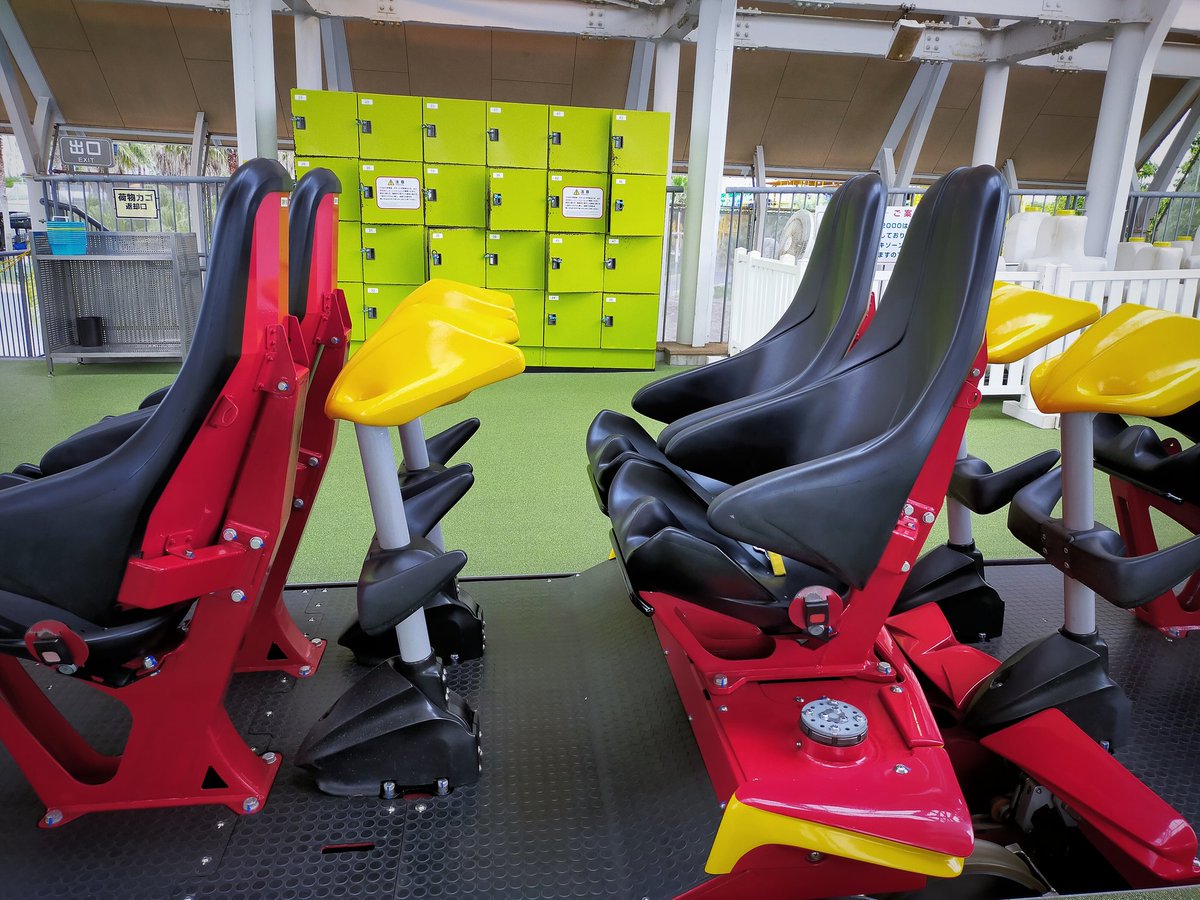 coast_som's tweet photo. ビヒモス回の補足①
ビヒモスの車両、スチドラに似ている気がしませんか？
実はアレも同社製の車両なんです！
モーガン社製のスチドラですが、2013年に車両だけリニューアル。その際にB&amp;Mの車両を導入しました。
スチドラの幅に合う細い車両が特注できたのは、もしかすると横2列のビヒモスのおかげ…？ https://t.co/3MVpSfqYMT