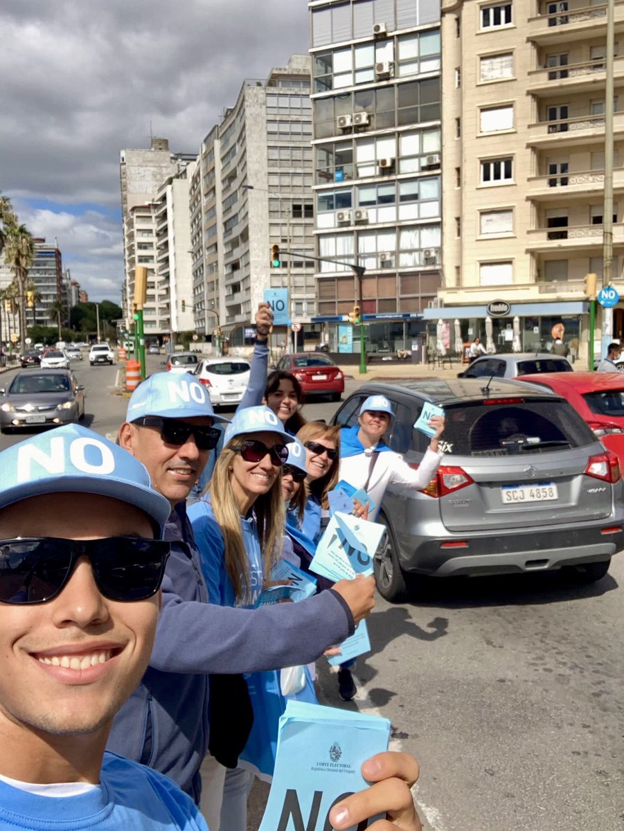 Repartiendo listas hoy en la mañana  🔵 #LaLucNoSeDeroga #LaLucNoSeToca