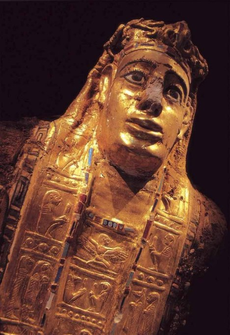 SokolowskiLuk's tweet photo. Golden mummy mask discovered in 1999 in #Bahariya Oasis, #Egypt. Dr. Zahi Hawass located a 6-sq-km, the largest Graeco-Roman cemetery ever found. Dates back to 600 BC, nearly contemporary to the temple of Alexander the Great a kilometer away.
#RomanSiteSaturday
#RomanPortrait https://t.co/eXJZgtFoMG