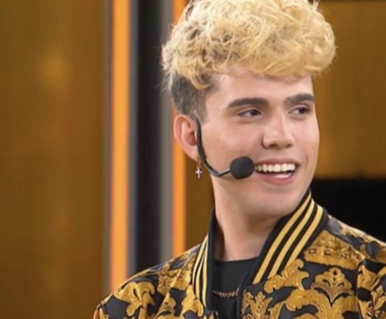 mattinosenzalba's tweet photo. son come te.                      sei come me
#Amici21 https://t.co/MNBdD9Tp6D