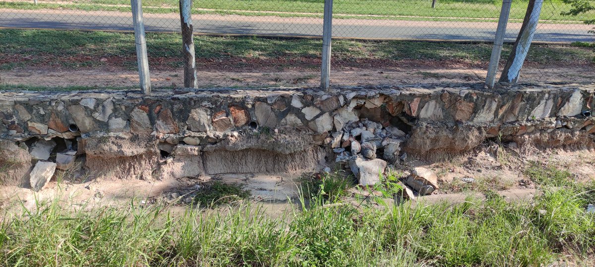 Señores del <a href="/mopcparaguay/">MOPC Paraguay</a> el muro perimetral del Parque Ñu Guasu que está sobre la Avda. Ñu Guasu está siendo zocavado.