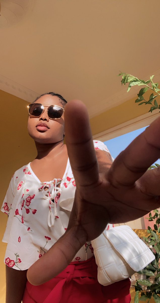 SarahAmaAdu's tweet photo. A MAN  being rich 🤑 is like a girl being pretty 🤩 #HES SO #AVLARS #YoungFamousAndAfrican https://t.co/GMVYedGUiF