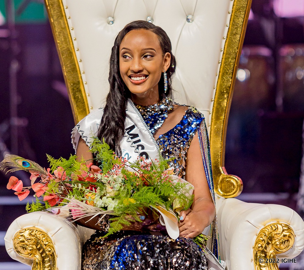 IGIHE's tweet photo. Nshuti Muheto Divine is crowned MISS RWANDA 2022🇷🇼👑

1⃣st Runner-up: Keza Maolithia

2⃣nd Runner-up: Kayumba Darina

#MissRwanda2022 https://t.co/548oELATwO
