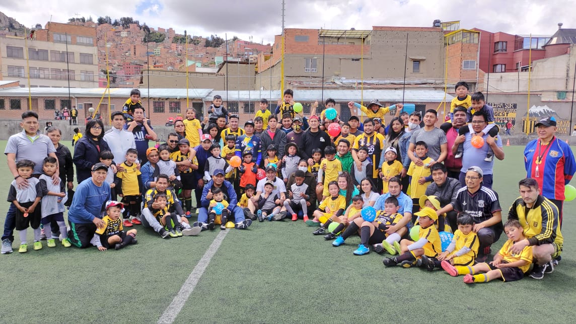 CAtigrados's tweet photo. ¡UN BUEN PADRE VALE POR CIEN  MAESTROS¡

El día de hoy nuestros cachorros de la escuela Cañada Strongest compartieron un lindo momento junto a sus papás agasajándolos por el Día del Padre!

#CachorrosAtigrados
#VamosTigre
⚽🇧🇴🐯⚽ https://t.co/HWuYD8b0f9