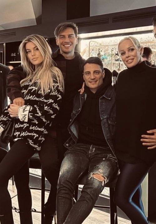 ZairaFormica's tweet photo. a prescindere dalla bellezza dei nostri, ma cavolo vale e sophie sembrano sorelle, MAMMA MIA 🥰 #basciagoni https://t.co/S0lUI3L1dn