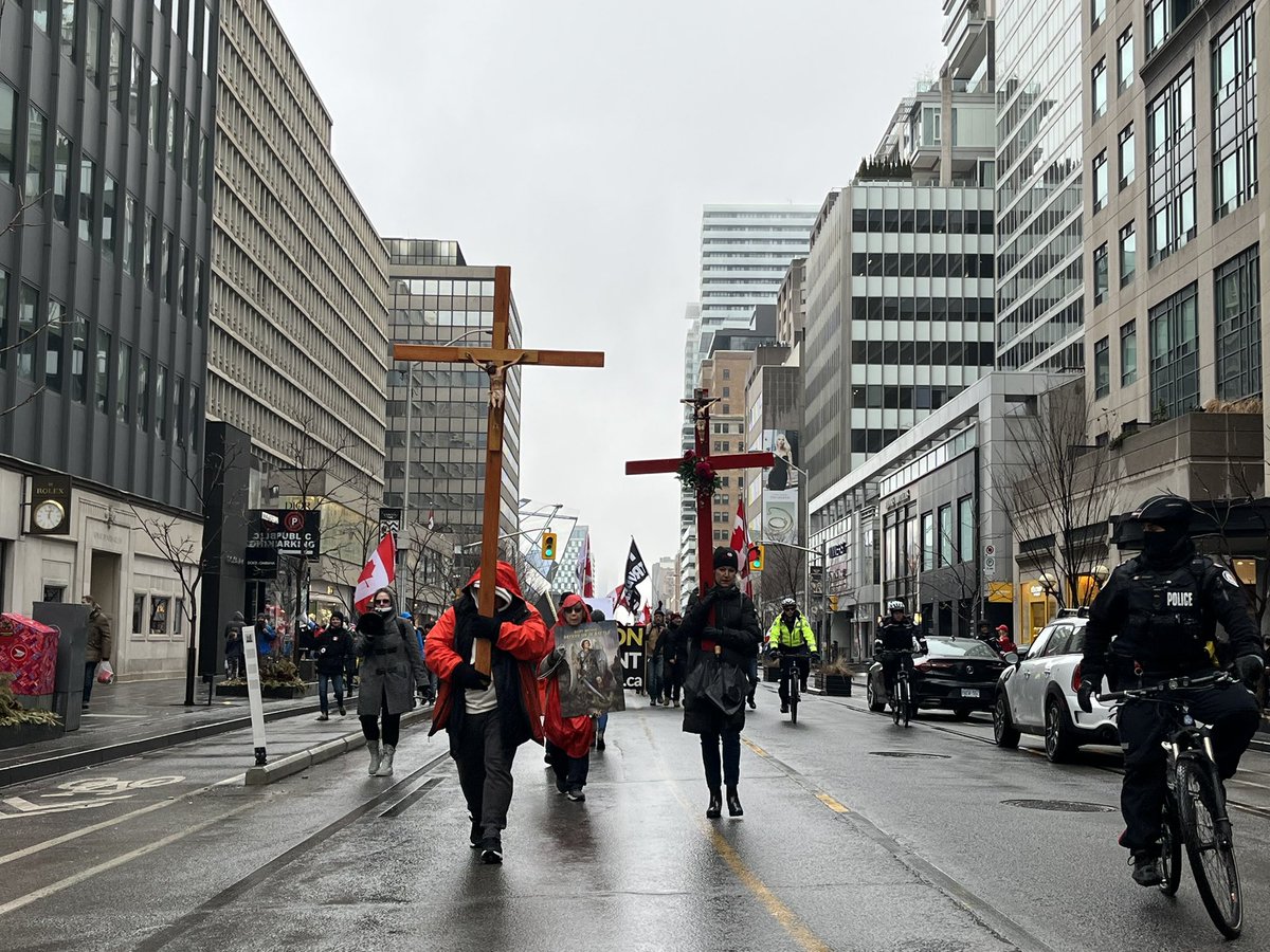 CarymaRules's tweet photo. This is not an unusual sight at COVID-denial rallies. Let that sink in. 

#antivaxxers #Toronto #WorldWideRally https://t.co/wMPHOdsaDZ