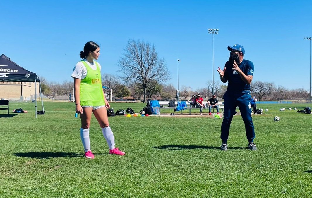 🇸🇻 | El #StaffTécnico de la #SelectaFemenina encabezada por el DT Eric Acuña y el profesor Fidel Mondragón realizaron la primera visoria en Dallas para poder llegar a representar a la #AzulYBlanco 🇸🇻

Agradecemos el apoyo de Houstoian FC y DK Soccer Club.

#ElSalvador | #FESFUT