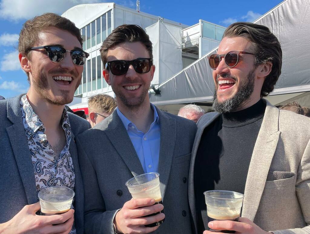 Chris_Meaton's tweet photo. Comedy gold 😎👌🏻🍻🐎 #cheltenhamfestival #goldcup #11amwhiskeys #fedora https://t.co/xRr7t8PW4b https://t.co/mCB4YQg64J