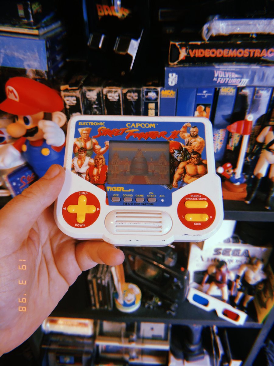 Hoy visité el búnker nerdístico de <a href="/nicolasolivieri/">Nicolas Olivieri</a> del canal #LasRetroAventuras y acá les comparto algunas cosillas que tiene. Me encanta chusmear las cosas que colecciona la gente. ¿Lindas mierditas, no? Se viene nota dentro de muy poquito. Mientras tanto, procedan chusmas 🥰