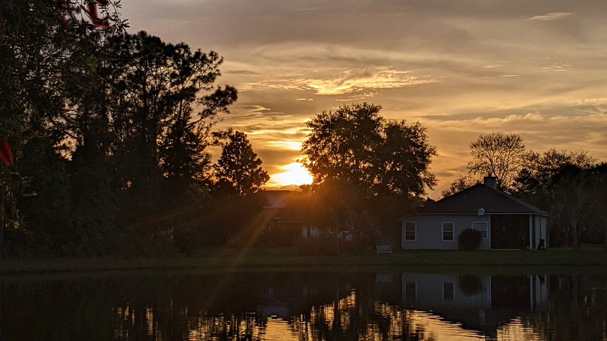 BrewNymph's tweet photo. What a weekend! 😍 One more day to a 4-day wknd 🌄 #sunset almost here 🙂 #staugustine backyard #904sunset #sunsetbeer https://t.co/T8t934P2zP