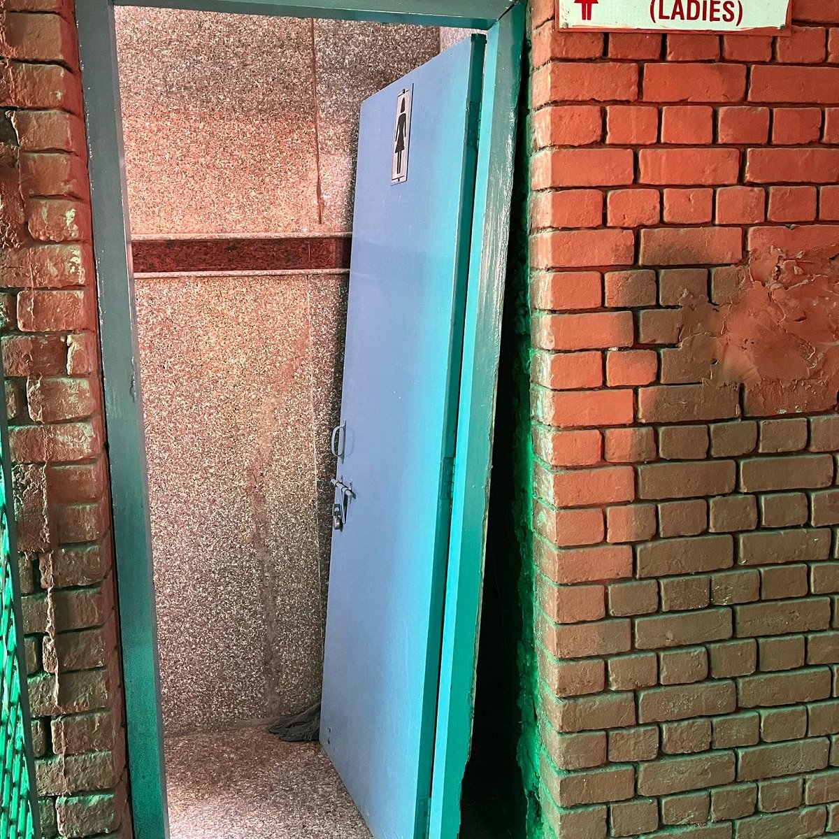 _misu___'s tweet photo. #humanrighttowaterandsanitation @DUSUofficial @lbcduofficial @ugc_india @EduMinOfIndia @dpradhanbjp @narendramodi @rashtrapatibhvn mean??? You're got to be kidding if this university comes amongst top the universities of the wOrLd. https://t.co/yIBre8ZpBb