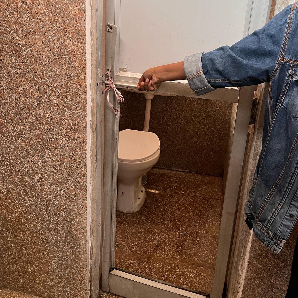 _misu___'s tweet photo. #humanrighttowaterandsanitation @DUSUofficial @lbcduofficial @ugc_india @EduMinOfIndia @dpradhanbjp @narendramodi @rashtrapatibhvn mean??? You're got to be kidding if this university comes amongst top the universities of the wOrLd. https://t.co/yIBre8ZpBb