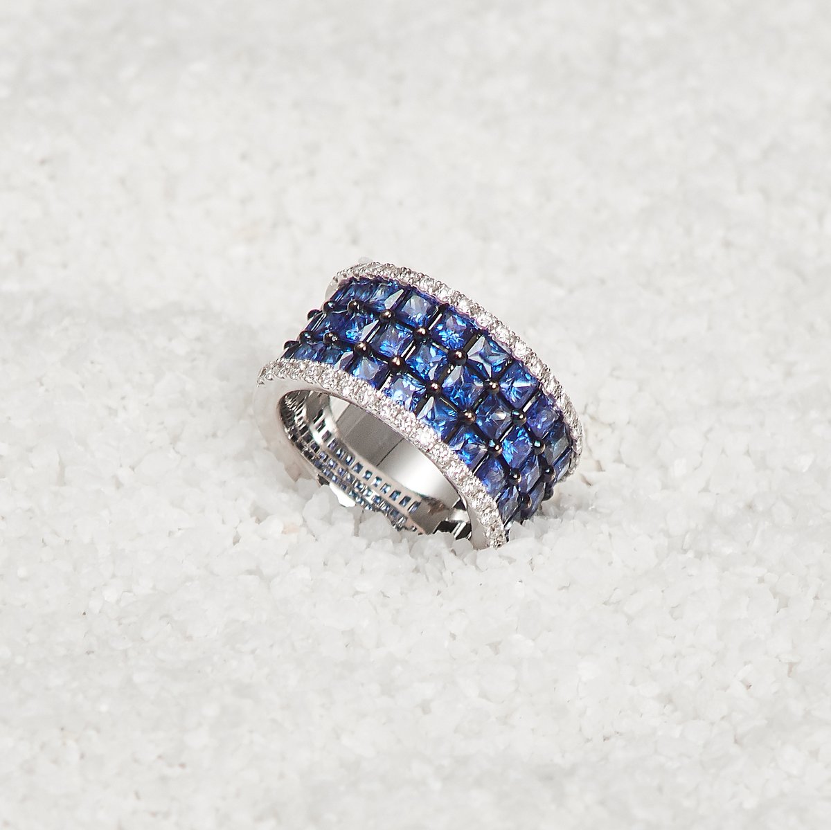 RdeVersailles's tweet image. When diamonds and sapphires collide 💙

Slip on this beautiful blue sapphire and diamond ring for a stunning splash of sparkle and colour! 

#BlueSapphires #diamonds #diamondsandsapphires #ring #Yorkville #Toronto #RdeV #RoyaldeVersailles