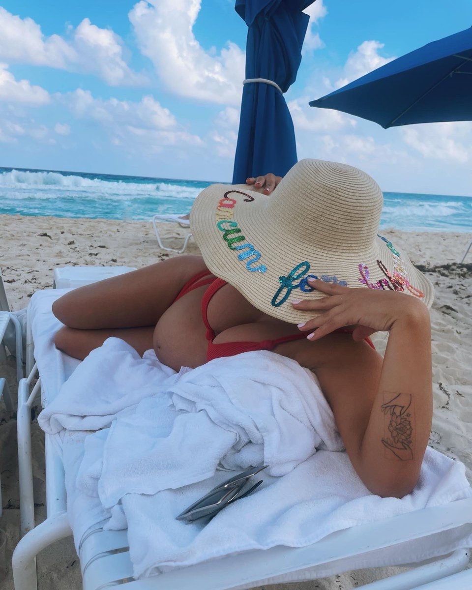 kirstin's tweet photo. mommy? sorry. mommy? https://t.co/Sa0rVXvAIp