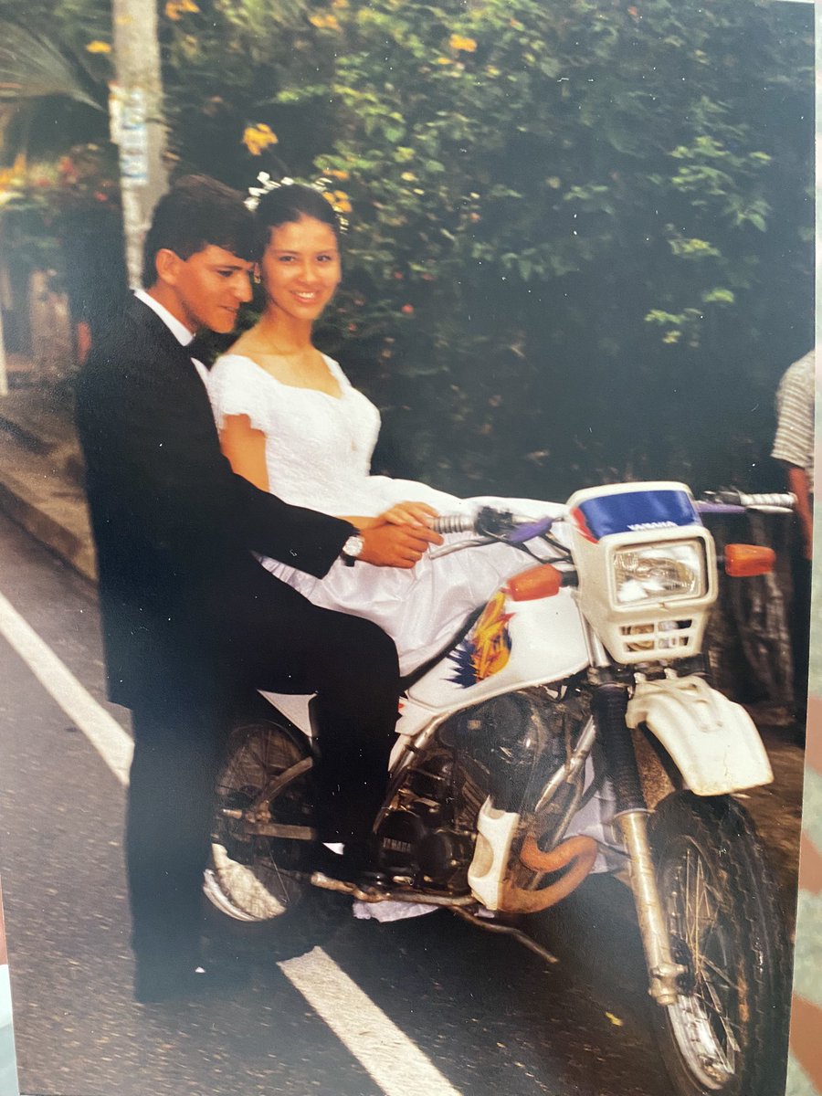 ¿Nea? 
Mi mamá que apenas se casó se fue en DT con mi papá por todo el pueblo vestida de novia.