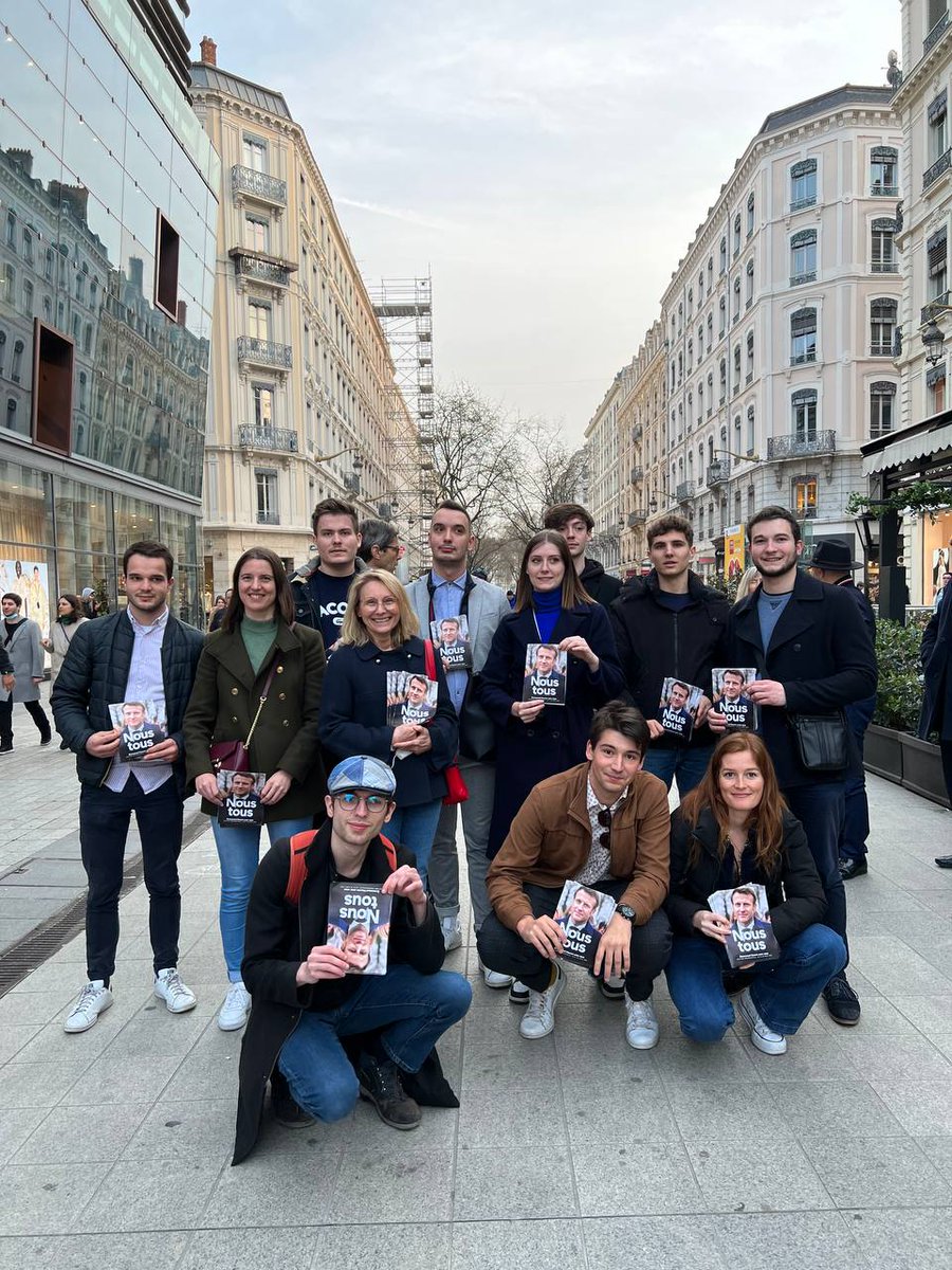 lesjem69's tweet photo. ⏱️H29 et H30

Déambulations dans les rues de Lyon pour distribuer le programme de notre candidat Emmanuel Macron 🗞

▶️ Cours Vitton, Saint-Jean, Terreaux,... nous sommes partout !

#69H #avecvous #Macron2022 https://t.co/usdRro67eB