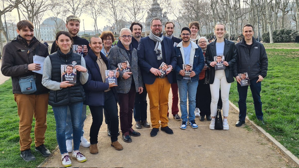 lesjem69's tweet photo. ⏱️H29 et H30

Déambulations dans les rues de Lyon pour distribuer le programme de notre candidat Emmanuel Macron 🗞

▶️ Cours Vitton, Saint-Jean, Terreaux,... nous sommes partout !

#69H #avecvous #Macron2022 https://t.co/usdRro67eB