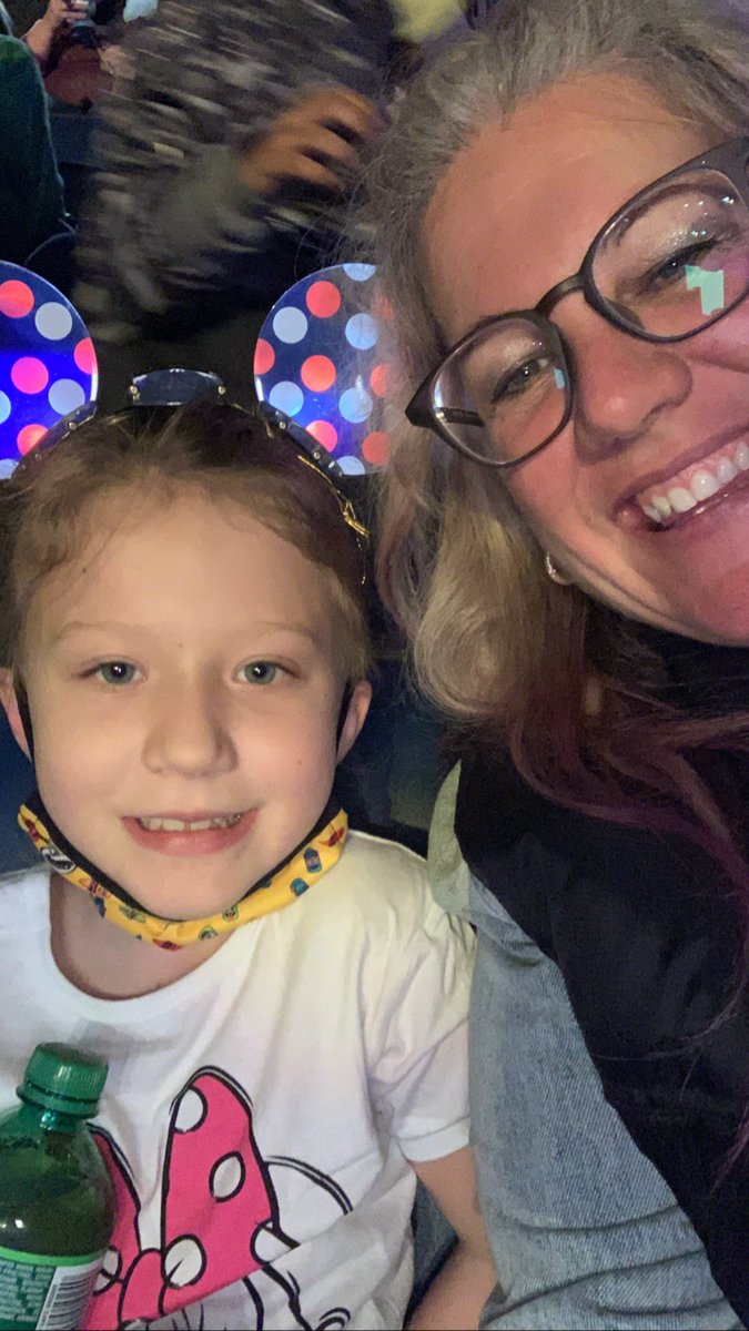 Jamieandjulie's tweet photo. #DISNEYONICE https://t.co/uvSl7WJS3I