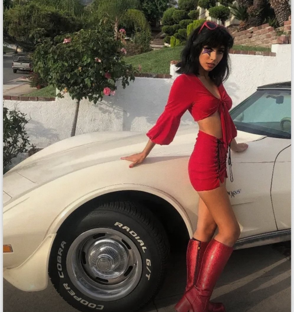 InfinityEight8_'s tweet image. Uma menina do ED no meio de uma discussão de DIETA pegou uma foto minha pra fazer piada dizendo que eu tinha cara de pobre, favelada, encardida porque eu sou mestiça.
Coitada