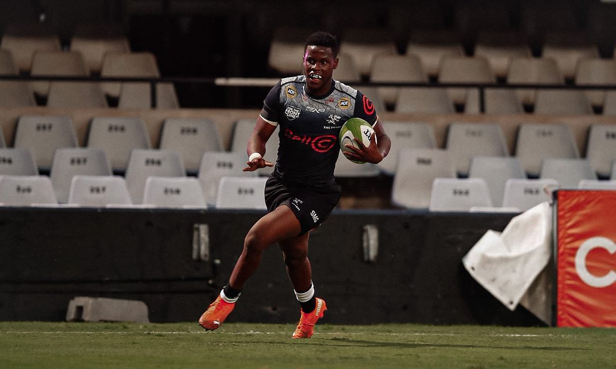 Sharks coach Sean Everitt says Aphelele Fassi will undergo further assessment on his ankle injury that saw him limp off the pitch against Zebre tonight.

'He's in a bit of pain at the moment,  we'll do the necessary check ups on him & send him for scans if required'
#SHAvZEB
#URC
