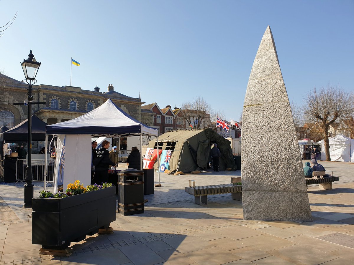 A gorgeous #sunny day &amp; our #TurningPoint #statue looks so regal. Notice the lovely old-fashioned lamp post too and the Ukraine 🇺🇦 flag flying at the #Guildhall. Our #medieval city is full of curious little features, just waiting to be explored #Salisbury #visitsalisbury #tourism
