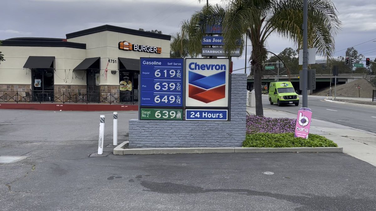 ByronTangTE's tweet photo. There is always that gas station that needs to have prices much higher than the ones around it https://t.co/LyTYK0a2UY