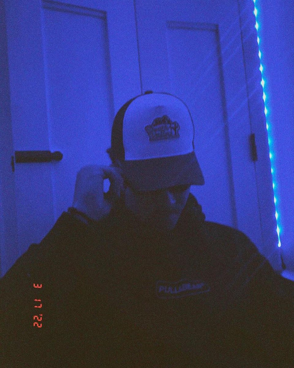21luckyshit's tweet photo. Blue by COLORS https://t.co/FmJNKDgDTm