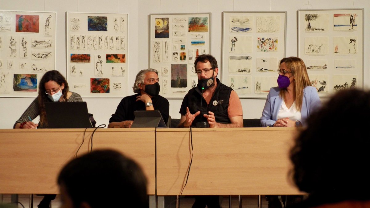 RadioSeu's tweet photo. #EnImatges Xerrada "Posem-nos en hora a #laSeu d'Urgell", amb la participació de Susanna Rodríguez, Jeroni Majoral, Anna Gómez i Joan Vázquez. L'acte s’ha dut a terme a la Sala de Sant Domènec. @PyrenneEAMAG @ajlaseu https://t.co/CKffVTvhGN