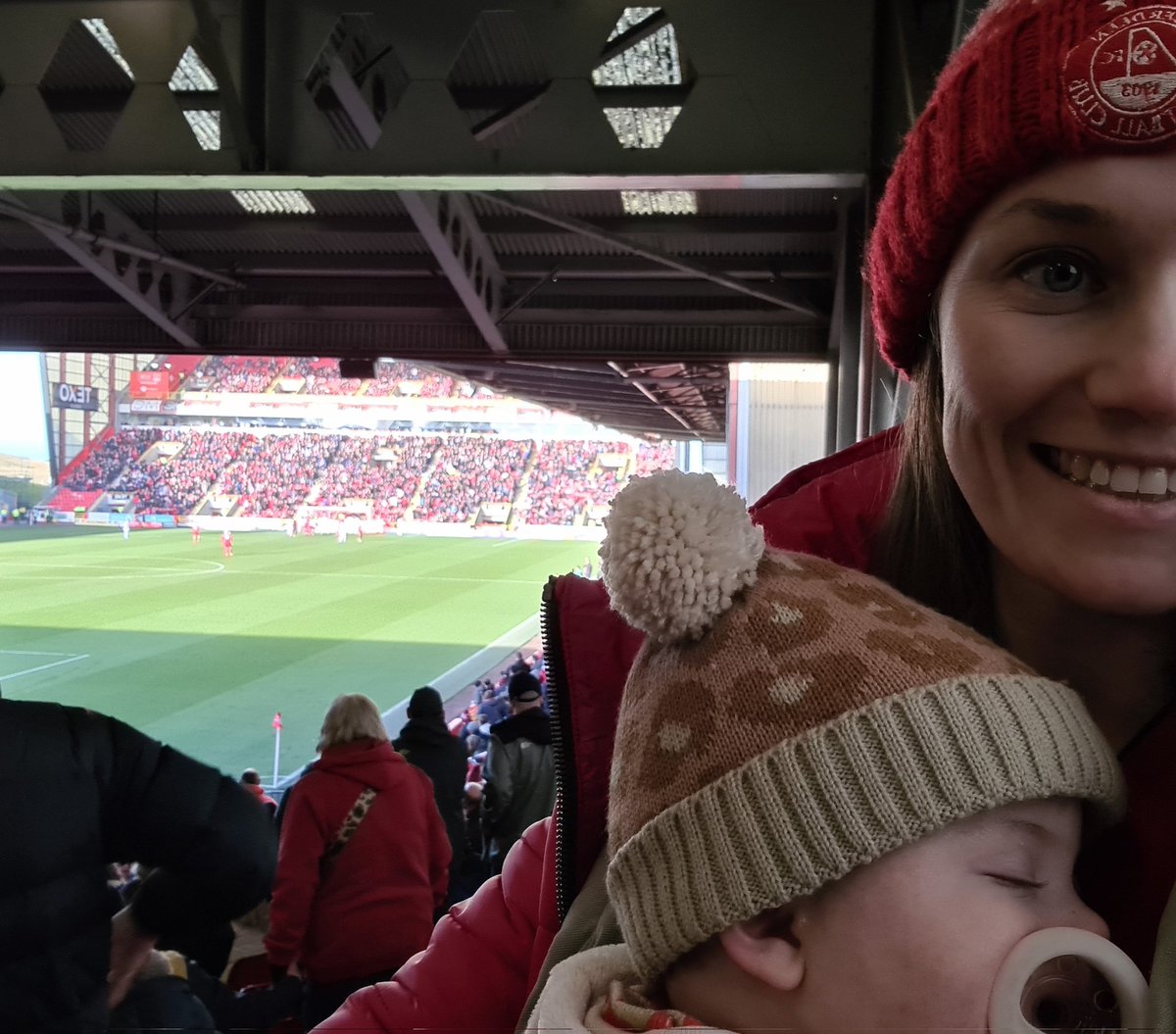 Ruth_W_'s tweet photo. When you're a good luck charm for @AberdeenFC but you also need a nap. 2 games, 2 wins, 6 goals 🙌🏻🙌🏻 https://t.co/xiYIJypo5T