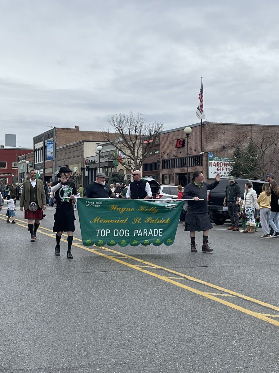 historicchelan's tweet photo. Luck o’ the Irish for all at the Wayne Kelly Memorial parade in Chelan’s historic downtown #TopDog #historicdowntownchelan @kellys128 https://t.co/BlfuuSbxum