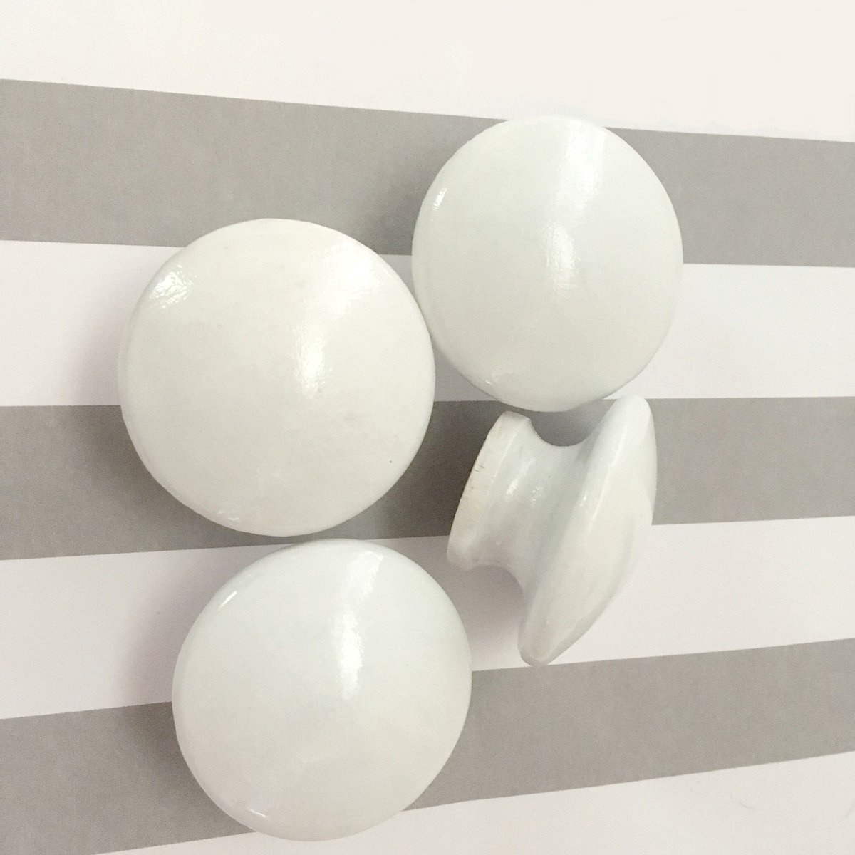 ruralgals's tweet image. 🐣. Offer Xtras! White Knobs, Kitchen Cabinet Hardware, Dresser Knobs, Kitchen Knobs, Bathroom Décor, White Home Décor, Farmhouse Décor, Country Kitchen for $19.96 #CustomKnobs #HomeDecor