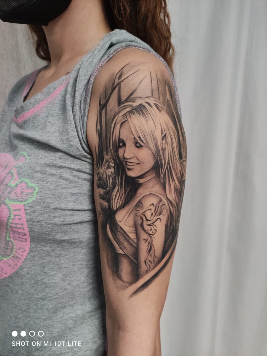 Sonaa41's tweet photo. Dear @britneyspears ! this is the result of a life following you, you were, you are, and you will always be the queen of pop. So I reflected you in my tatto as the phoenix that is reborn, and  eternal beauty. A thousand kisses precious.
Your friend Madda
We're free #FreeBritney https://t.co/cRIINJ1Rpi