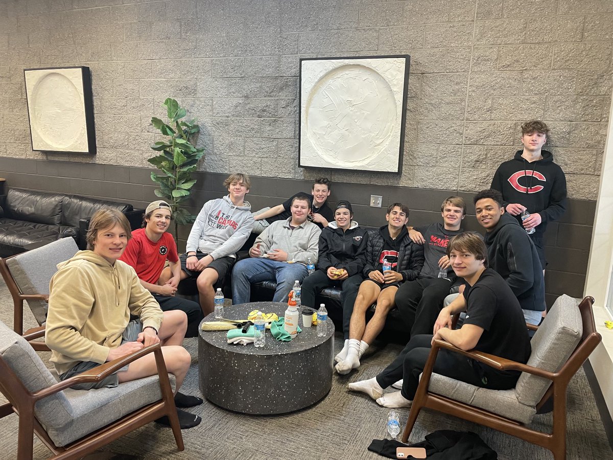 PapermakerFB's tweet photo. This weeks lifters of the week. Saturday morning lifting their hearts to serve our community‼️ It’s bigger than a game‼️. Papermaker➡️Differencemakers‼️ #BTB https://t.co/0L1qNdJGea