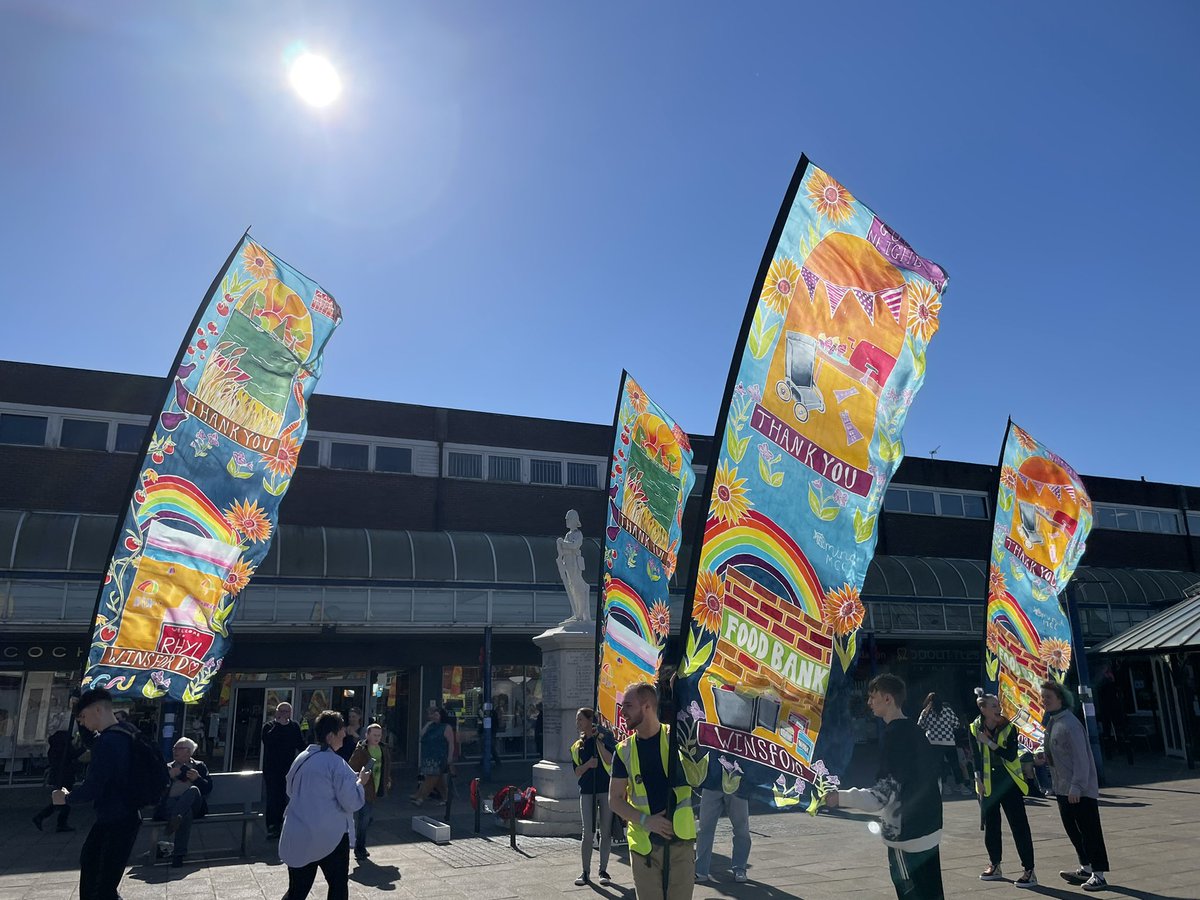 LauraFayeMercer's tweet photo. A great day at work 🙌🏼 ☀️ @cheshiredance #WinsfordCreates #FlagsForHope https://t.co/kcdXyUPsyi