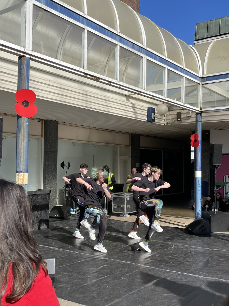 LauraFayeMercer's tweet photo. A great day at work 🙌🏼 ☀️ @cheshiredance #WinsfordCreates #FlagsForHope https://t.co/kcdXyUPsyi