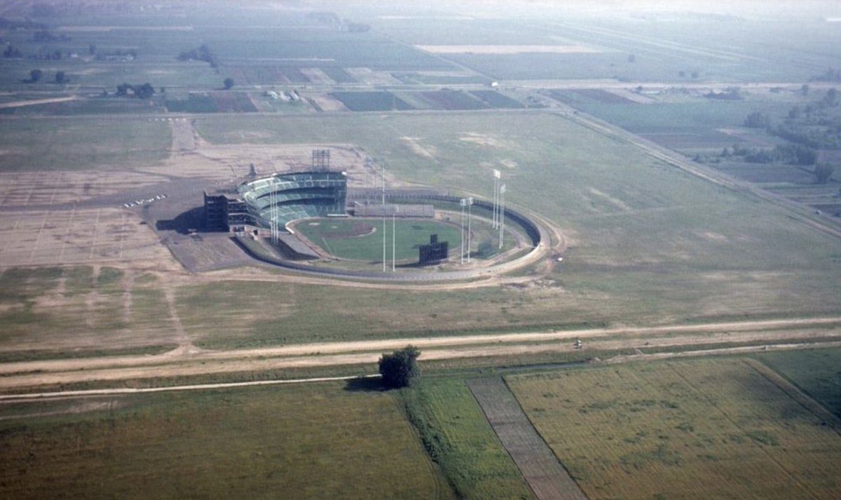 MLBcathedrals's tweet photo. Aerial photo of Metropolitan Stadium in Bloomington, MN, 1956. https://t.co/zpZ1yU3tWs