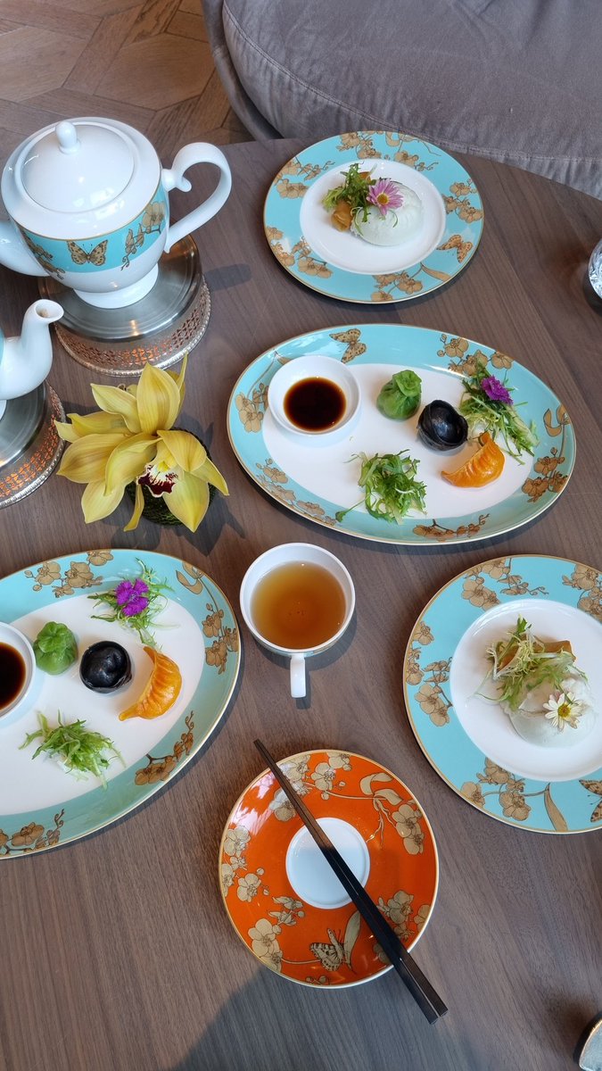 simplyrasha's tweet photo. Had the loveliest afternoon tea at the @PanPacific London 💖

How pretty are those desserts 😍 https://t.co/qqFloDvfJk