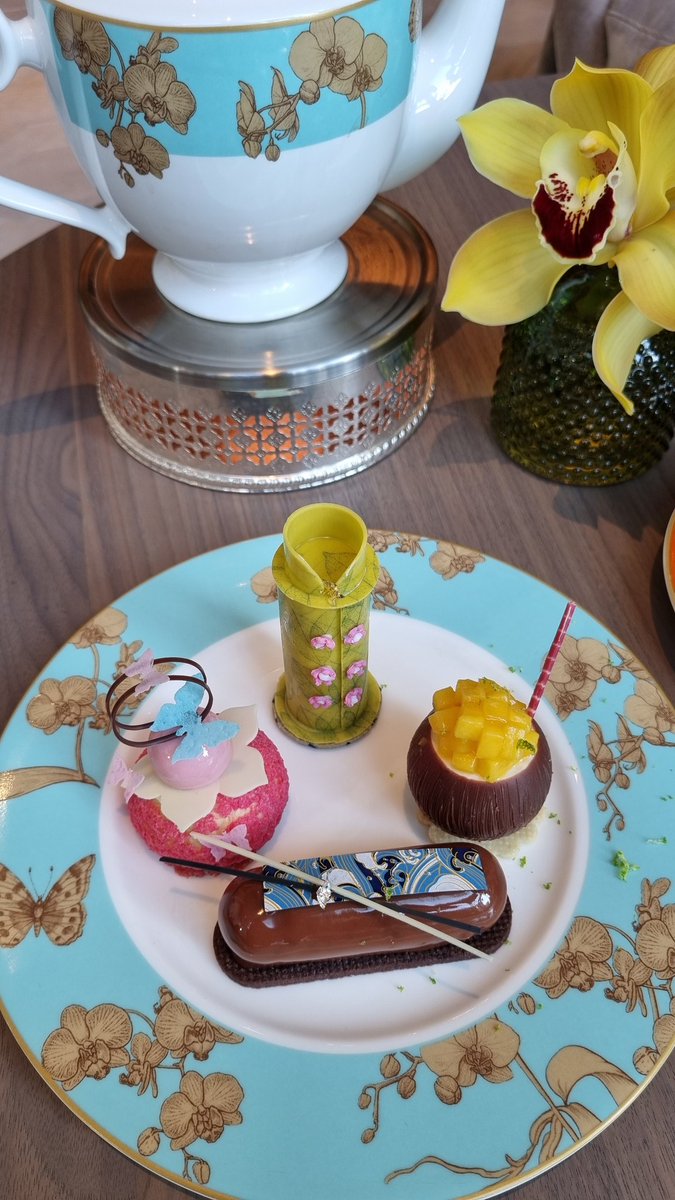 simplyrasha's tweet photo. Had the loveliest afternoon tea at the @PanPacific London 💖

How pretty are those desserts 😍 https://t.co/qqFloDvfJk