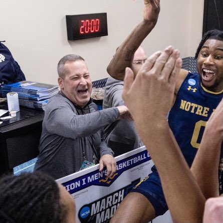 dMillie43's tweet photo. Hey I know this guy!  Jim Fraleigh rockin the post game celebration! Let’s go @NDmbb @rfraleigh5 @caseyfraleigh https://t.co/vVXhgRLBON