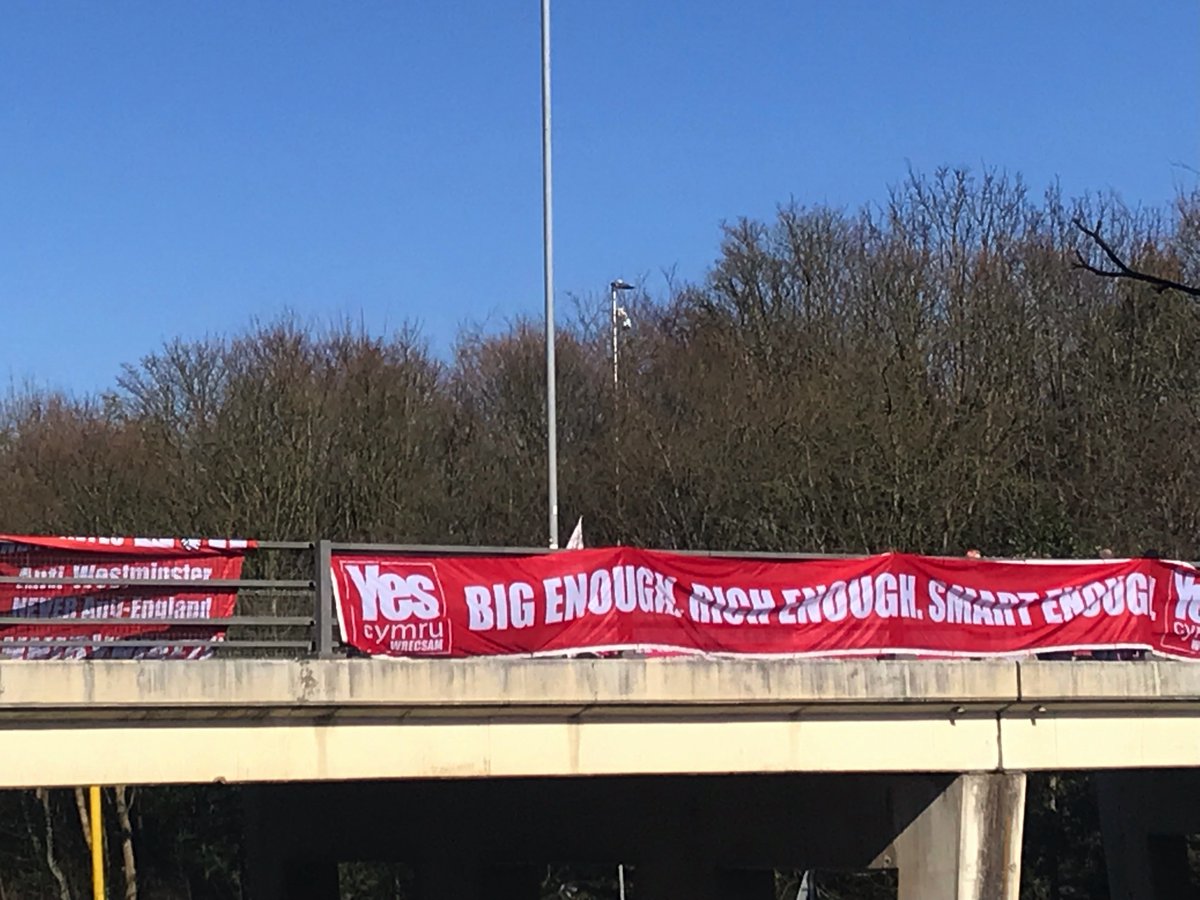 Images of Banners on Bridges over 483 at Wrecsam earlier today.  Organised by volunteers from YesWrecsam and supported by volunteers from YesSirFflint and YesVeterans 🏴󠁧󠁢󠁷󠁬󠁳󠁿🏴󠁧󠁢󠁷󠁬󠁳󠁿🏴󠁧󠁢󠁷󠁬󠁳󠁿