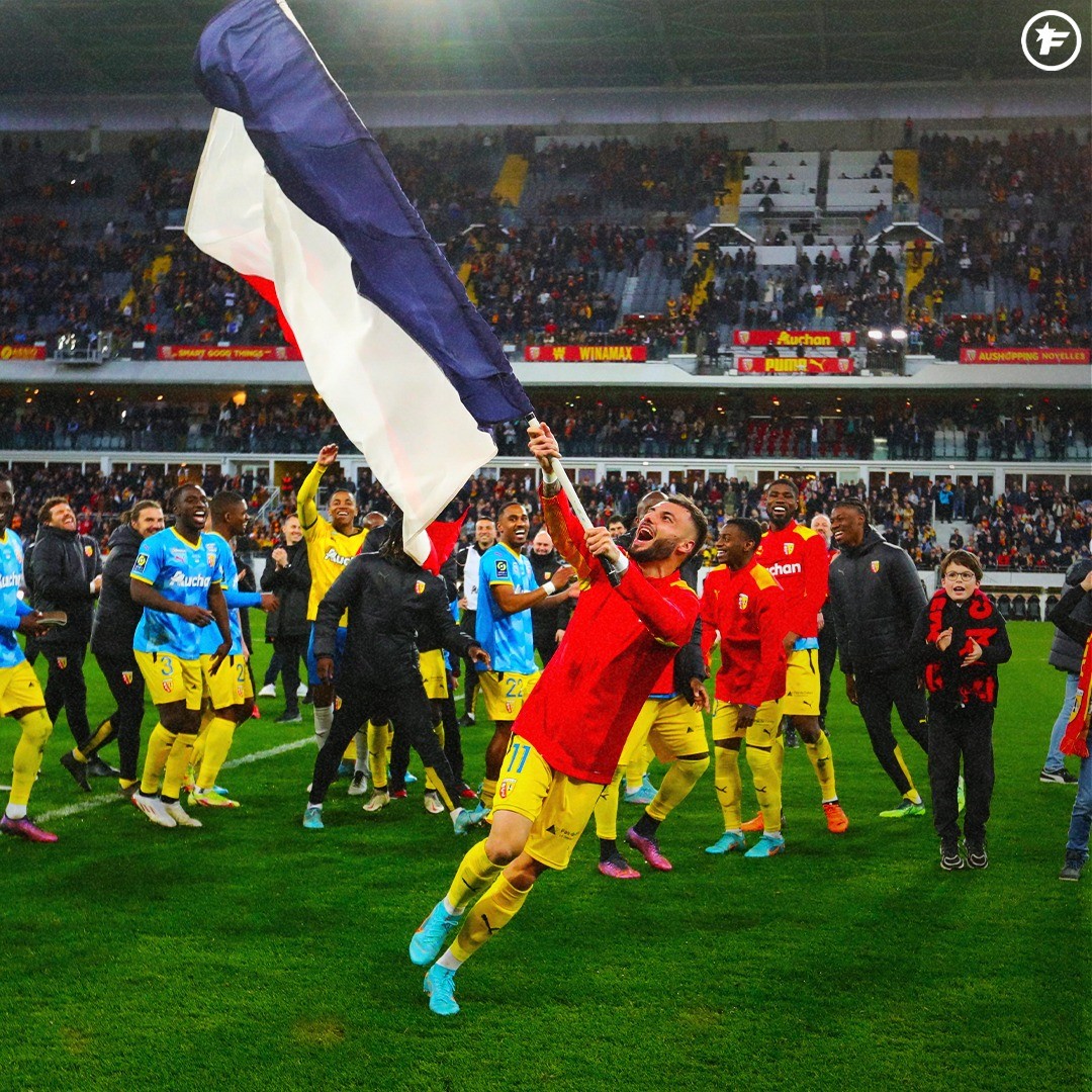 footmercato's tweet photo. Sans doute la plus belle image de la soirée ! 🤩

Les Lensois ont fêté la première convocation en Équipe de France 🇫🇷 de Jonathan Clauss. ❤️💛 https://t.co/5n9E8Qyr3d