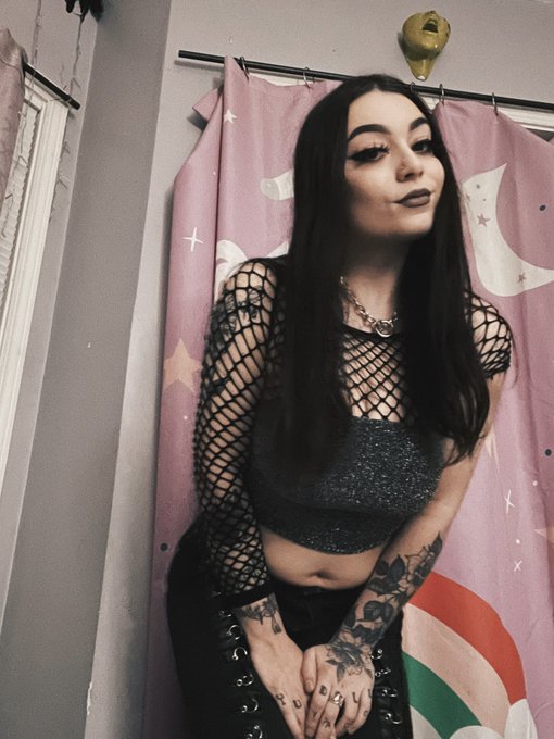 friendly reminder i work 6 days a week but my tits r usually free on the weekends 😭 https://t.co/gkE