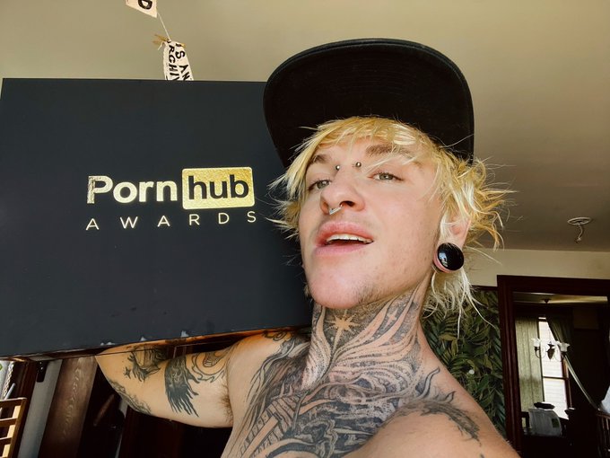 Thanks @Pornhub ! I'm excited to see what's inside! ?⭐️?⭐️ https://t.co/VXX3l16U0F