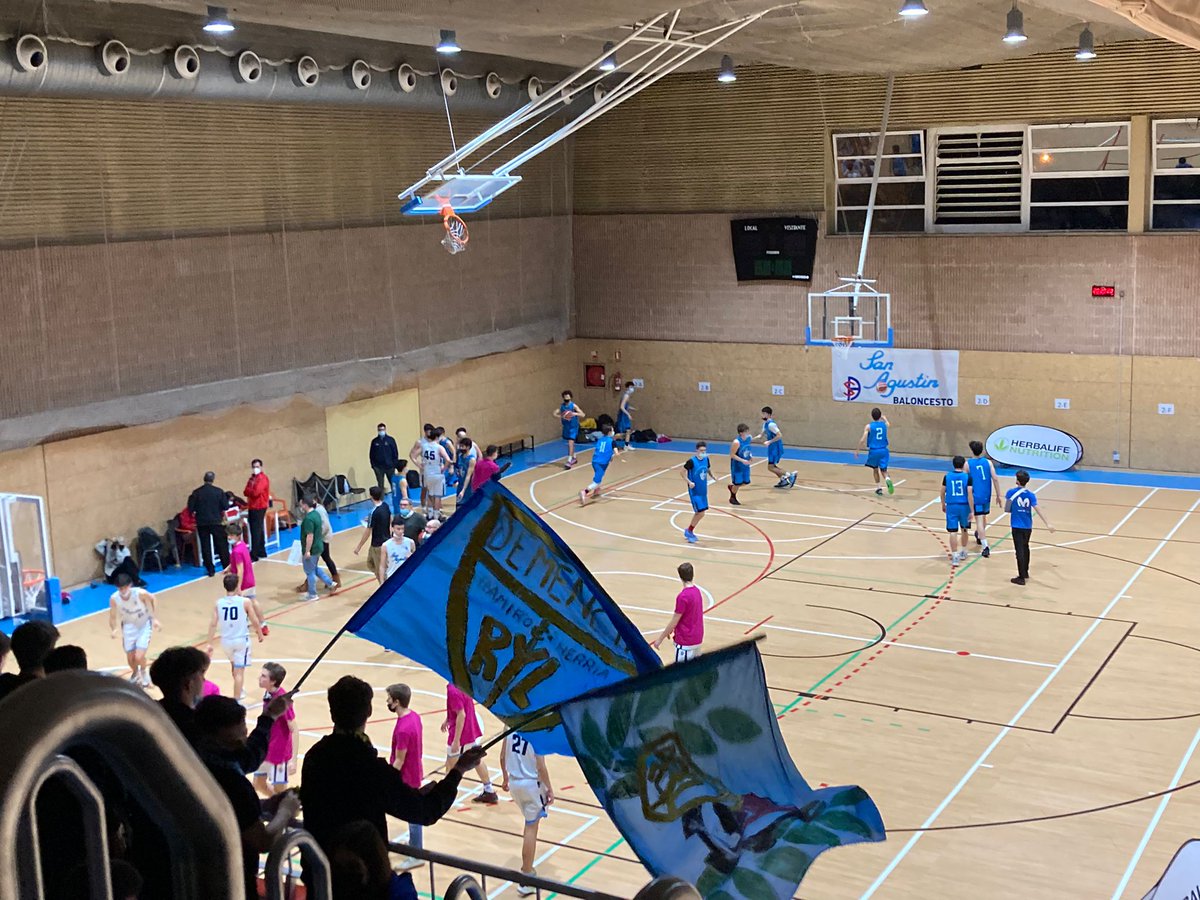 El Ramiro haciendo acto de presencia en la copa colegial🥳 

Hasta la victoria siempre ramireños