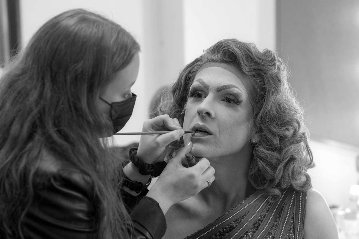 Snapperlen's tweet photo. Back stage and in the wings on the last day of @yeoviloperatic’s wonderful Kinky Boots. #lovetheatre https://t.co/rB8a4j6UYF