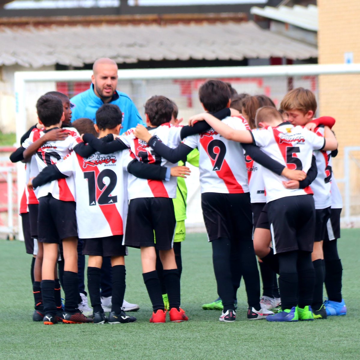 JSaura18's tweet photo. Caer con la cabeza bien alta después de haberlo dado todo. 
Siendo un equipo hasta el final. 
Mi equipo ❤️💪🏻 https://t.co/60TfRM0jTs