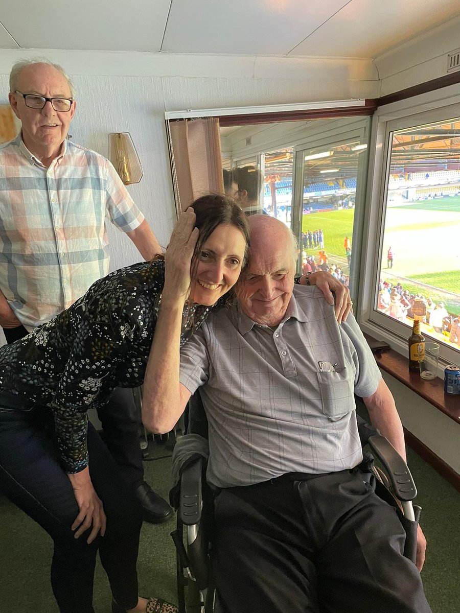 NigelPointer's tweet photo. I can’t begin to say how grateful we are to @CJPhillips1982 @SUFCRootsHall &amp; @StanCollymore. Bill has had a season ticket for 27 years, ill health meant he had to move away but today the club embraced him and us all. Thank you one and all &amp; Stan, you truly are a legend 💙🤍 https://t.co/XXEGY2tJ2I
