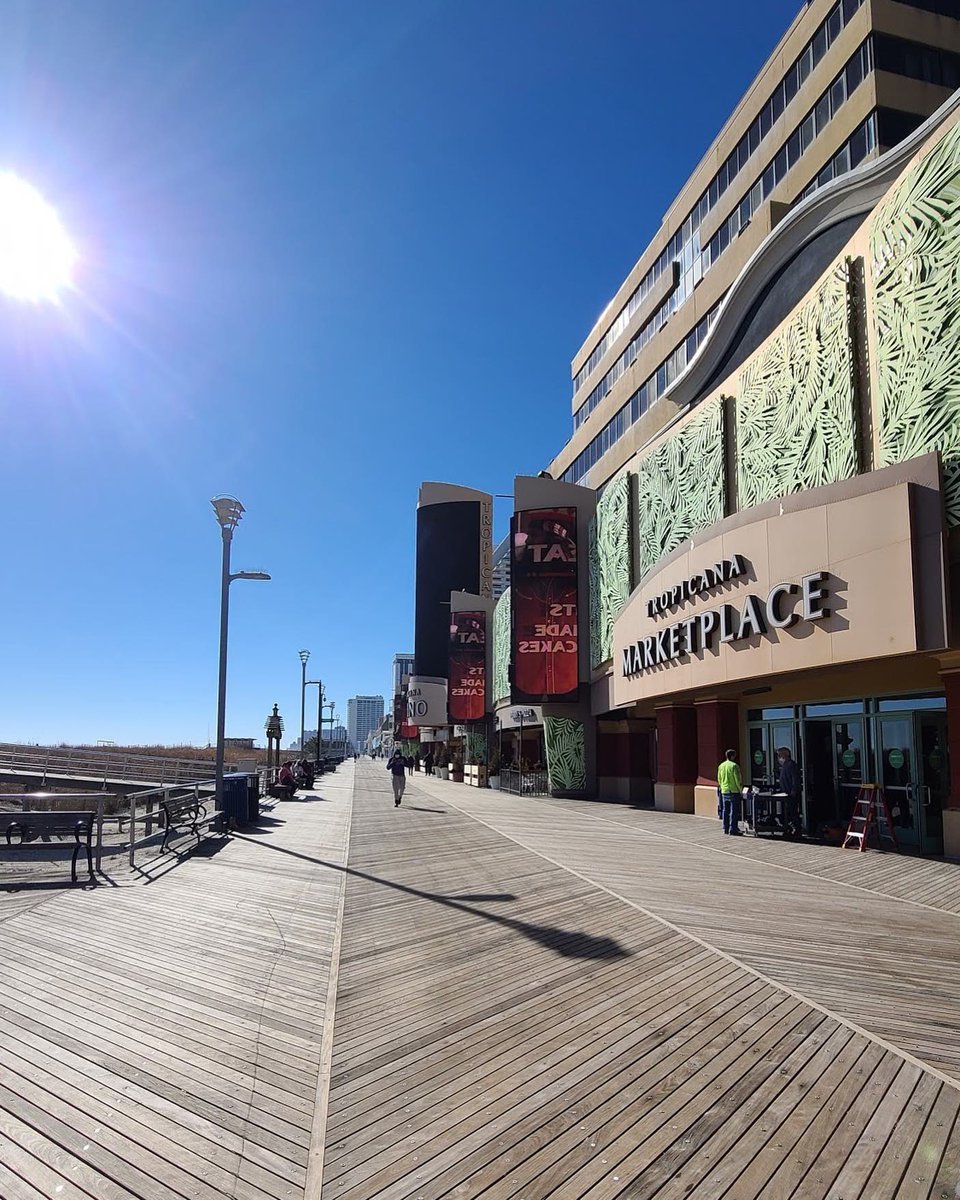 TropicanaAC's tweet photo. Just a stroll on the boards kinda day โ #tropviews https://t.co/tDay0TyuCB