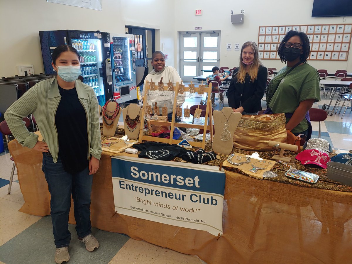 Ragin111's tweet photo. Members of the 6th grade Entrepreneur Club attended the Young Entrepreneur Expo at NPHS this afternoon. They talked to the other young entrepreneurs, asked questions and supported some of them by buying their products. It was a great experience for them. https://t.co/VpenZhVUaV